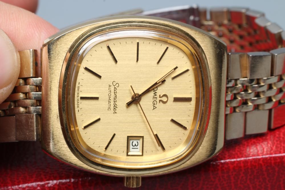 A GENTLEMAN'S OMEGA SEAMASTER AUTOMATIC WRISTWATCH Image