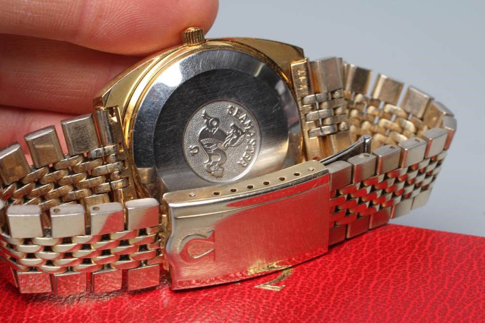 A GENTLEMAN'S OMEGA SEAMASTER AUTOMATIC WRISTWATCH Image
