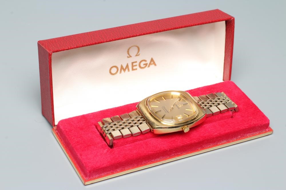 A GENTLEMAN'S OMEGA SEAMASTER AUTOMATIC WRISTWATCH Image