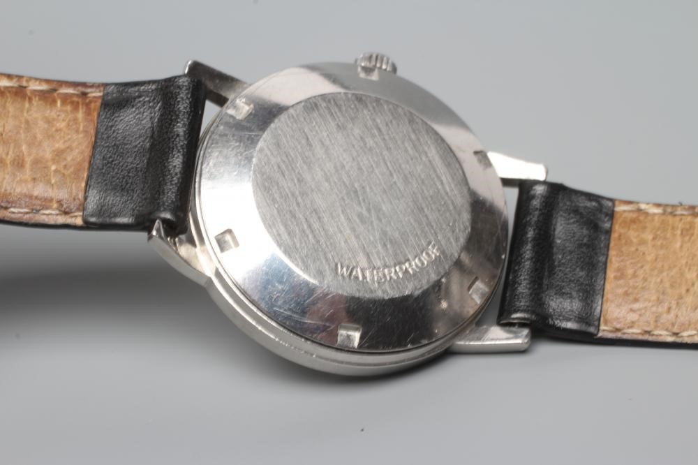 A GENTLEMAN'S OMEGA AUTOMATIC WRISTWATCH Image