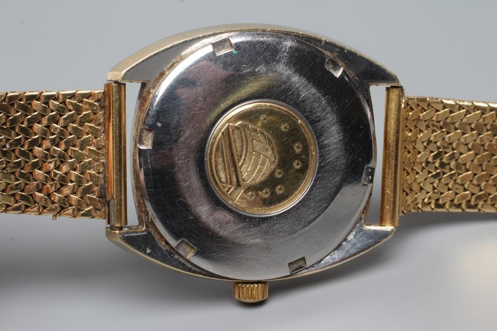 A GENTLEMAN'S 9CT GOLD OMEGA AUTOMATIC CONSTELLATION CHRONOMETER Image