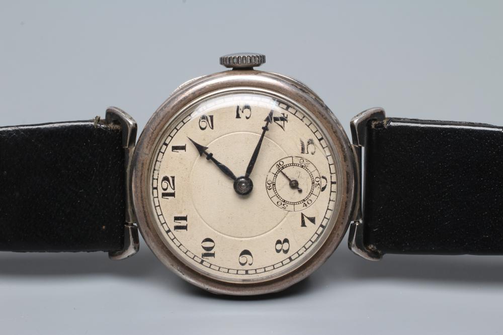 A MID SIZE WRISTWATCH Image
