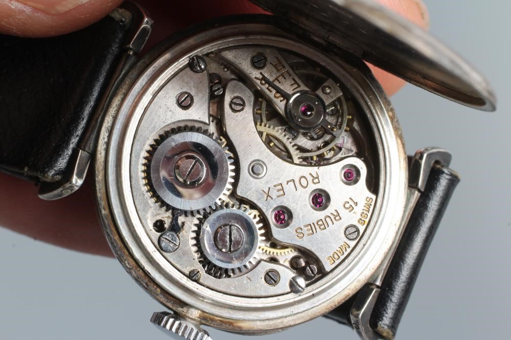 A MID SIZE WRISTWATCH Image
