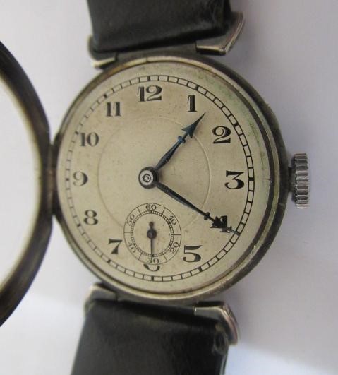 A MID SIZE WRISTWATCH Image