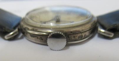 A MID SIZE WRISTWATCH Image