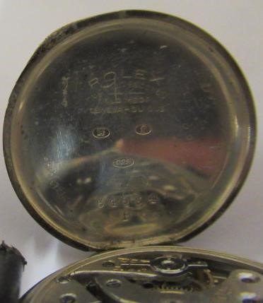 A MID SIZE WRISTWATCH Image