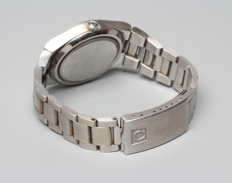 A GENTLEMAN'S OMEGA AUTOMATIC SEAMASTER COSMIC 2000 WRISTWATCH Image