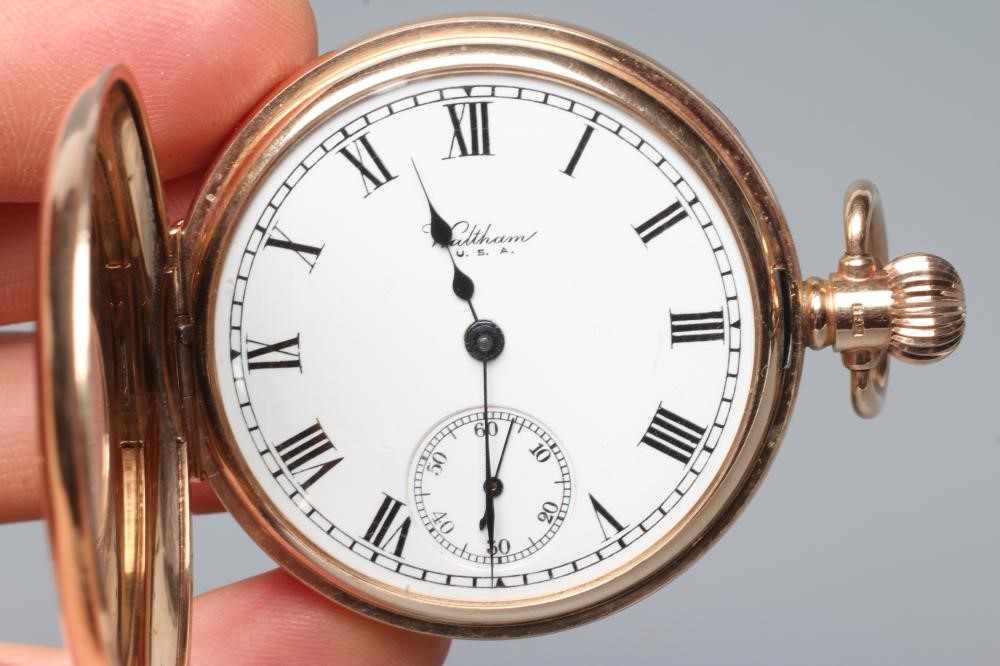 A 9CT GOLD WALTHAM TRAVELLER TOP WIND HALF HUNTER POCKET WATCH Image