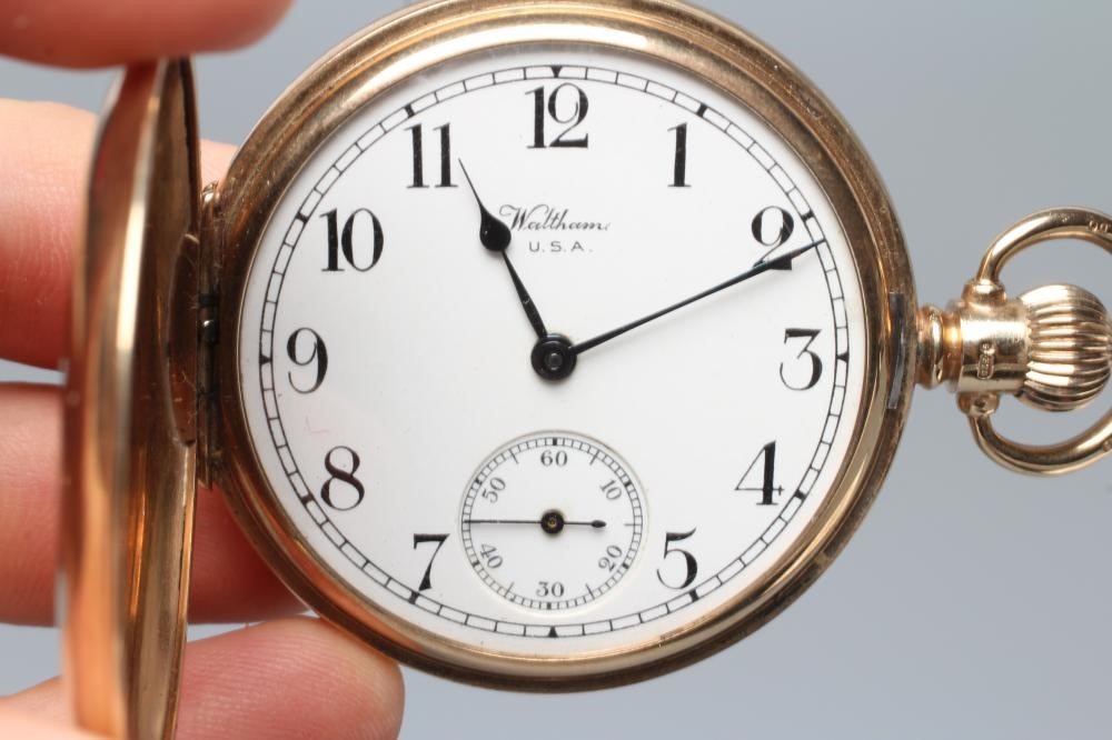 A 9CT GOLD TOP WIND HUNTER POCKET WATCH Image