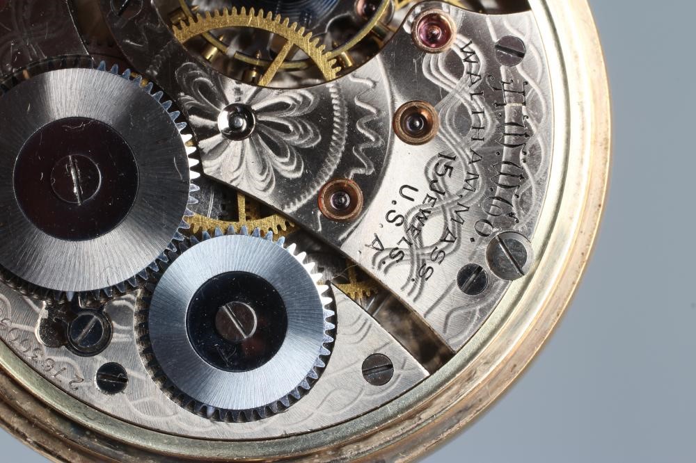 A 9CT GOLD TOP WIND HUNTER POCKET WATCH Image