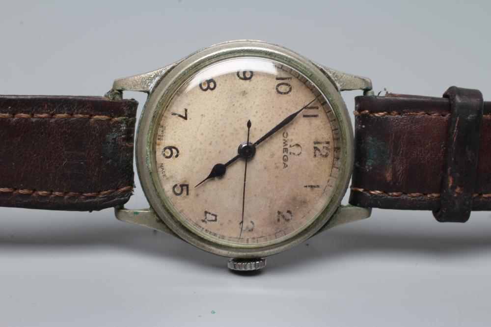 A WORLD WAR II AIR MINISTRY RAF PILOT'S/NAVIGATOR'S OMEGA WRISTWATCH Image