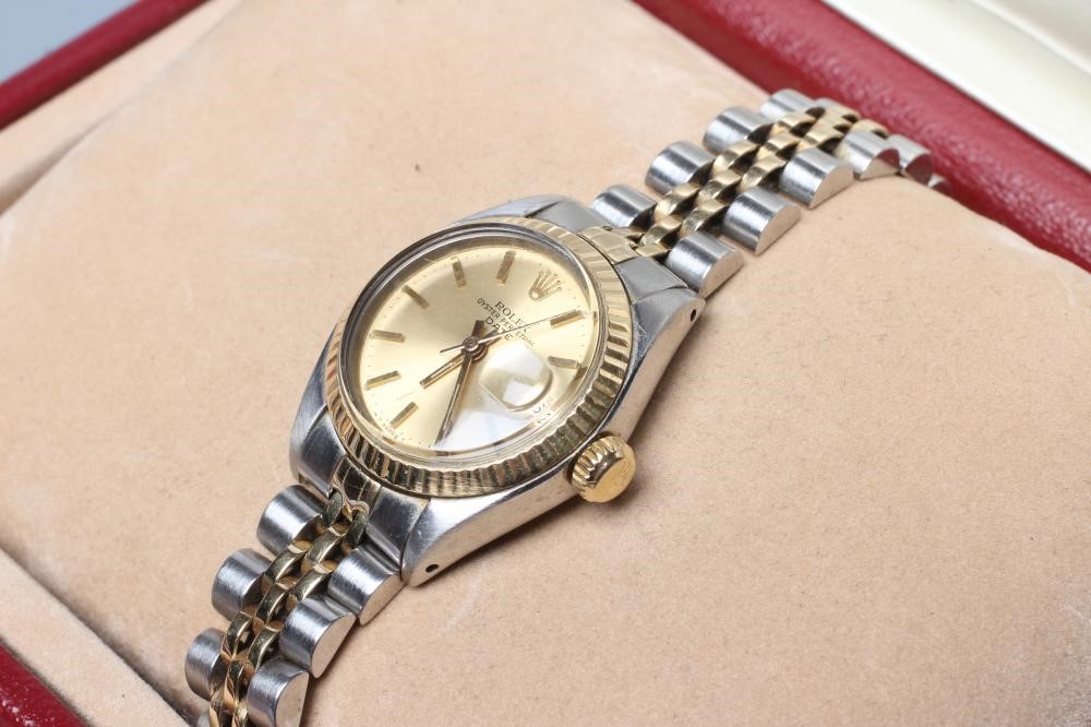 A LADY'S ROLEX OYSTER PERPETUAL DATE WRISTWATCH Image