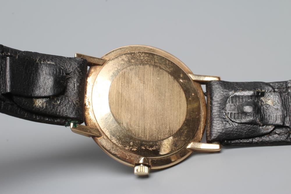 A GENTLEMAN'S 9CT GOLD OMEGA WRISTWATCH Image