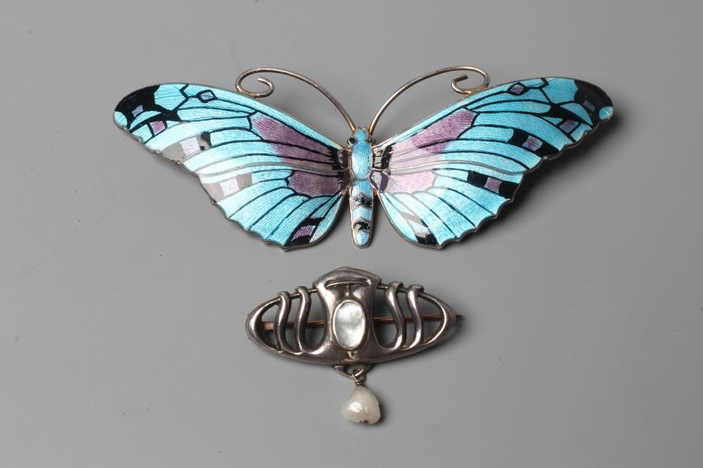AN ARTS AND CRAFTS SILVER BROOCH Image