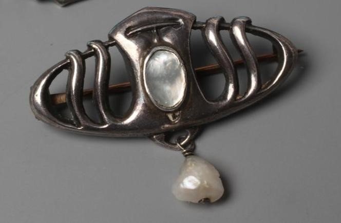 AN ARTS AND CRAFTS SILVER BROOCH Image