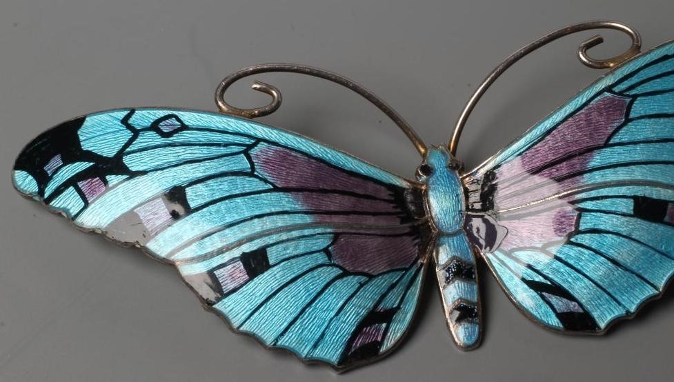 AN ARTS AND CRAFTS SILVER BROOCH Image