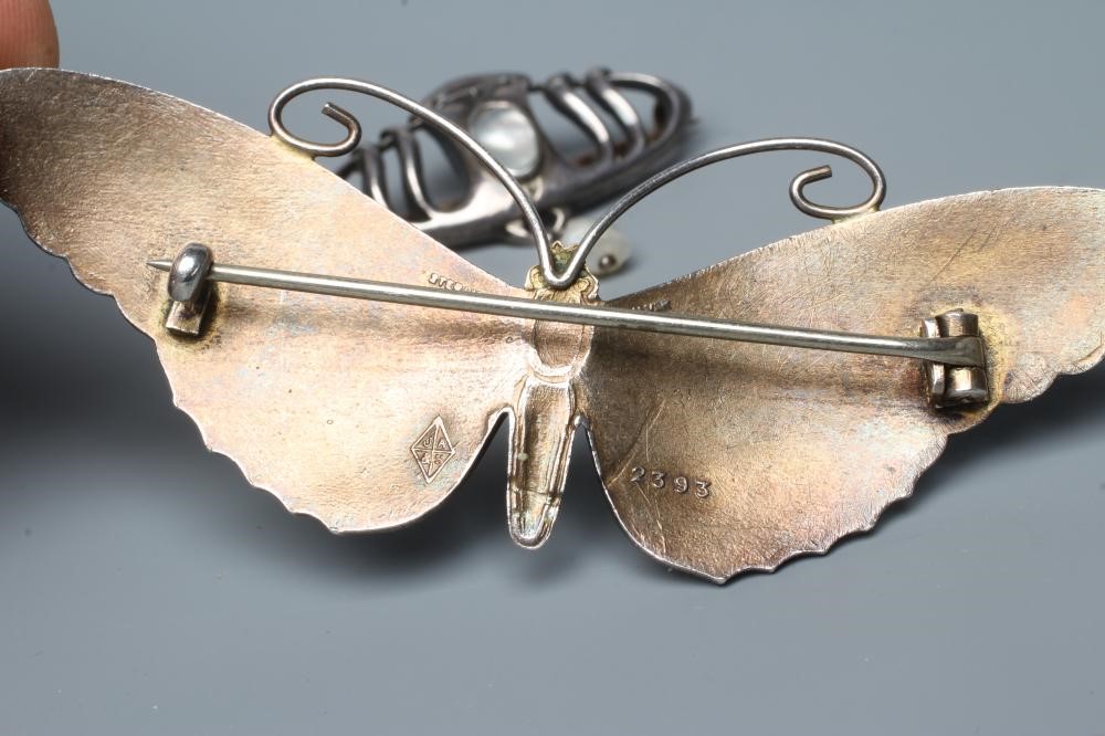 AN ARTS AND CRAFTS SILVER BROOCH Image