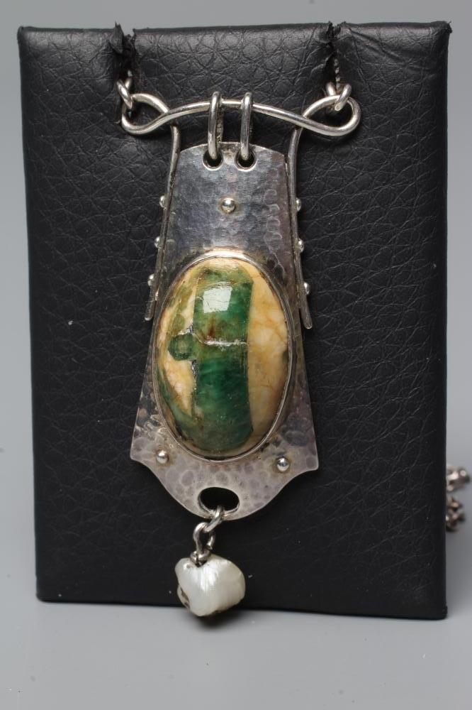 A MURRLE BENNETT PENDANT Image