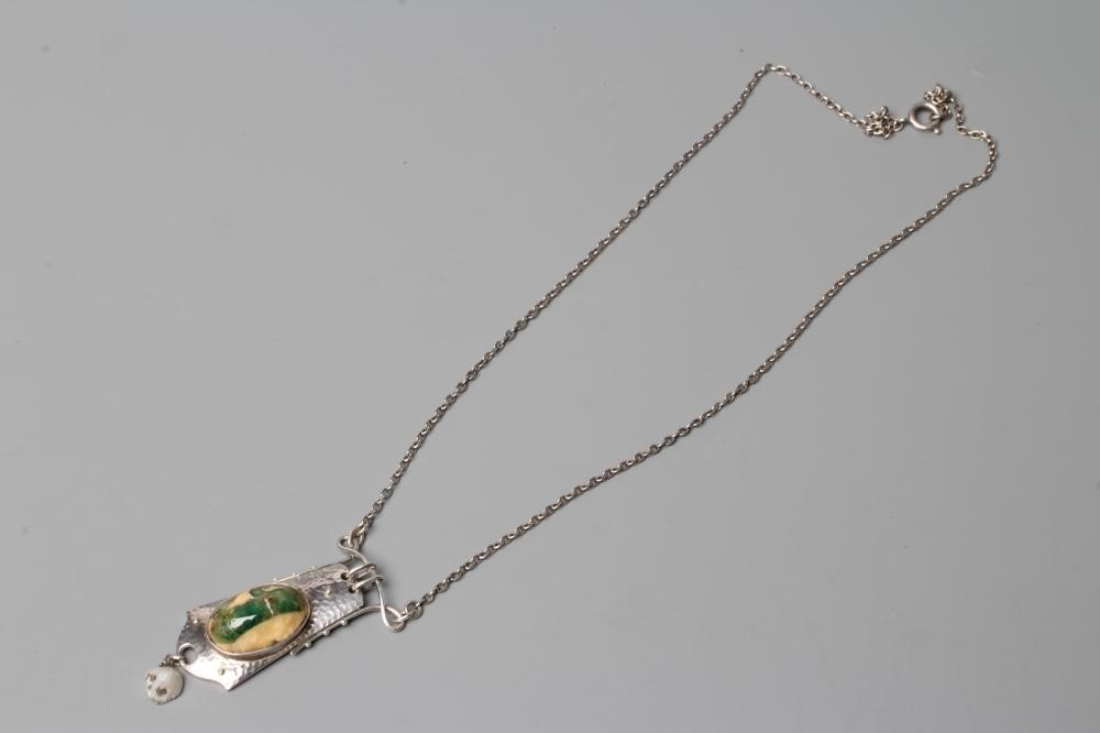 A MURRLE BENNETT PENDANT Image