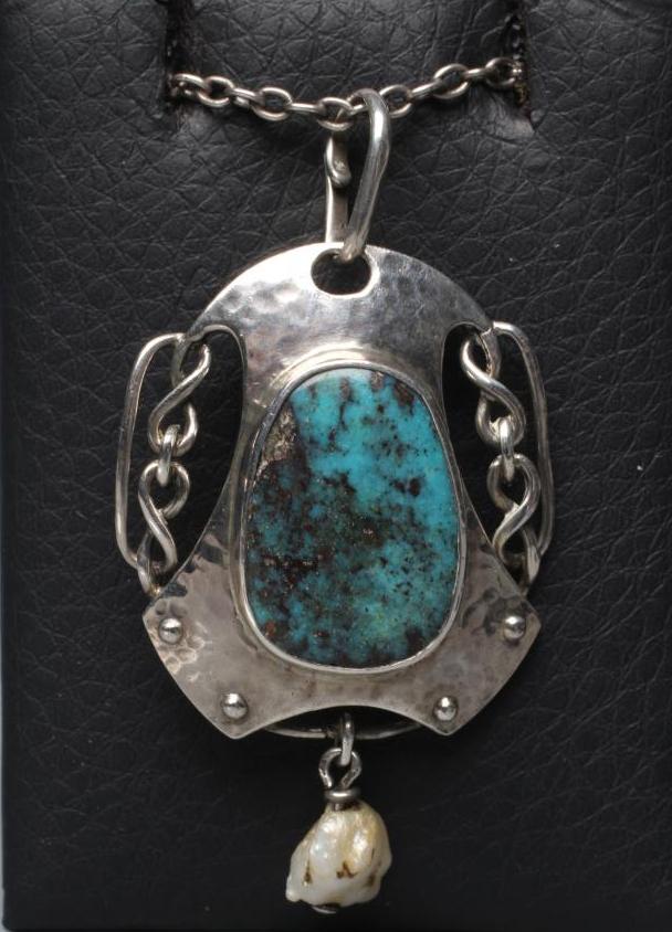 A MURRLE BENNETT PENDANT Image