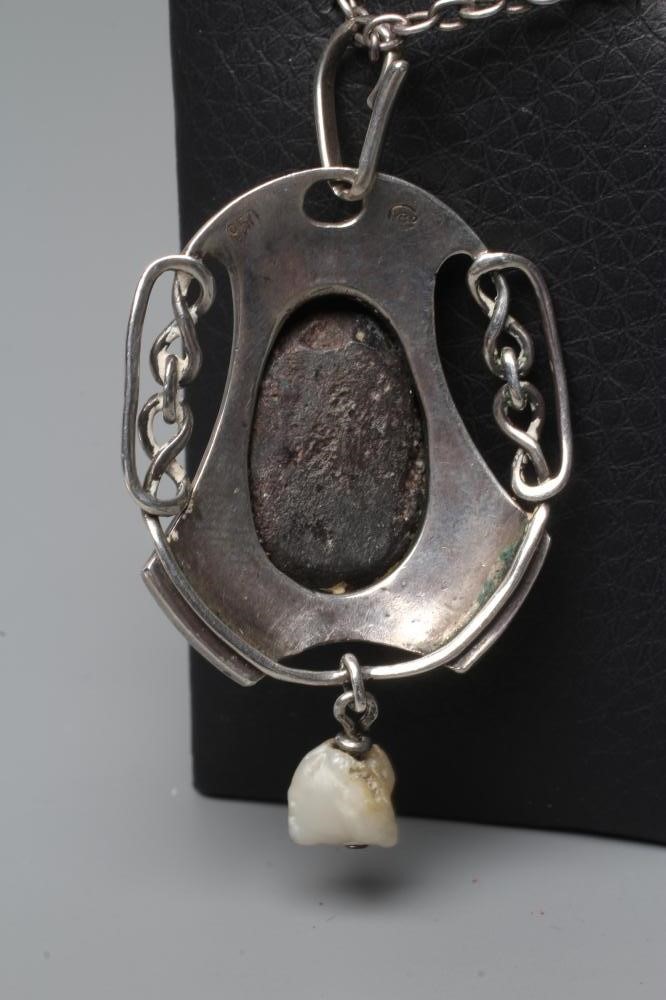 A MURRLE BENNETT PENDANT Image