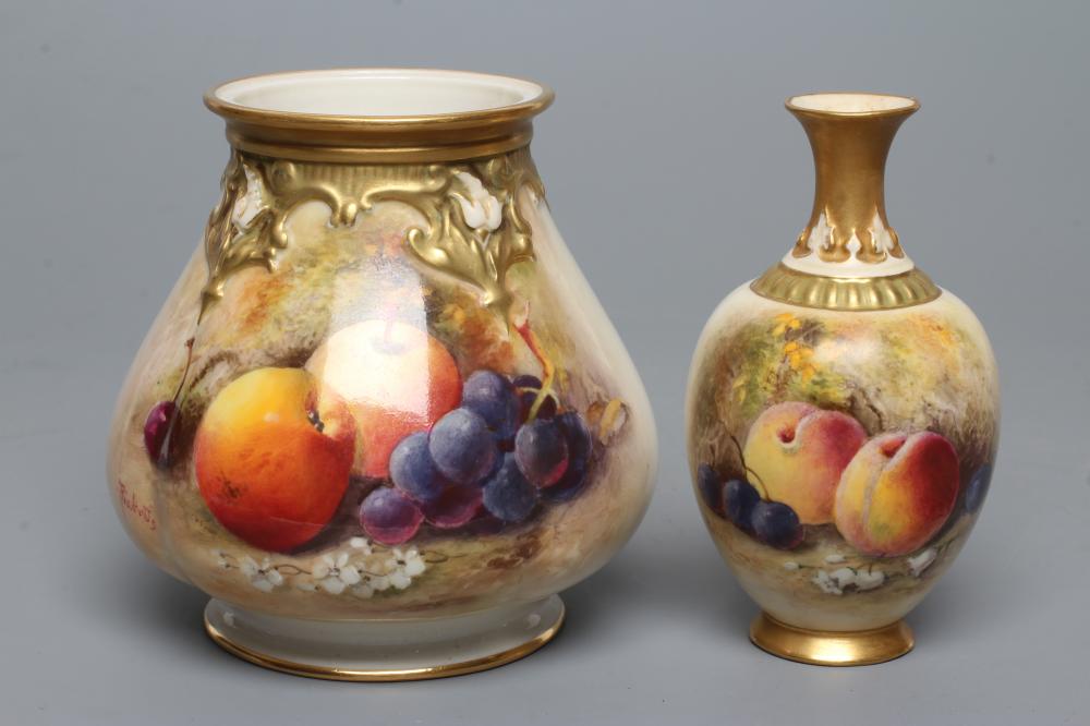 A ROYAL WORCESTER CHINA SMALL VASE Image