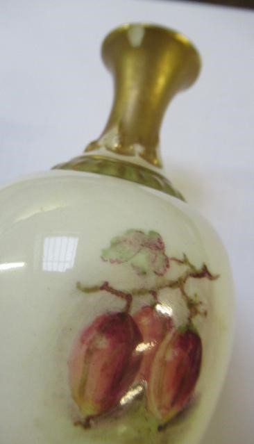 A ROYAL WORCESTER CHINA SMALL VASE Image