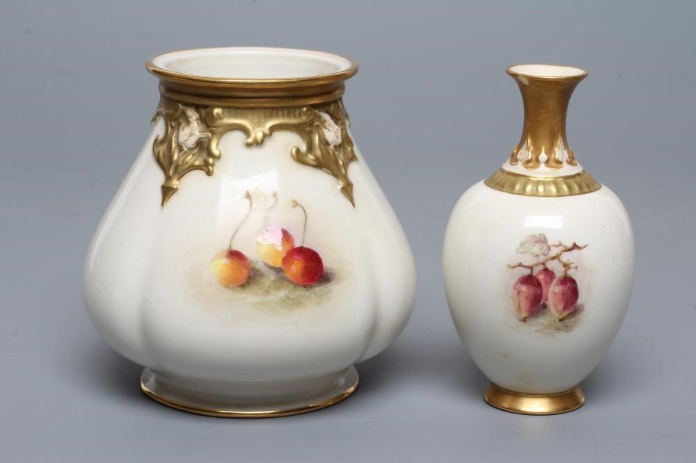 A ROYAL WORCESTER CHINA SMALL VASE Image