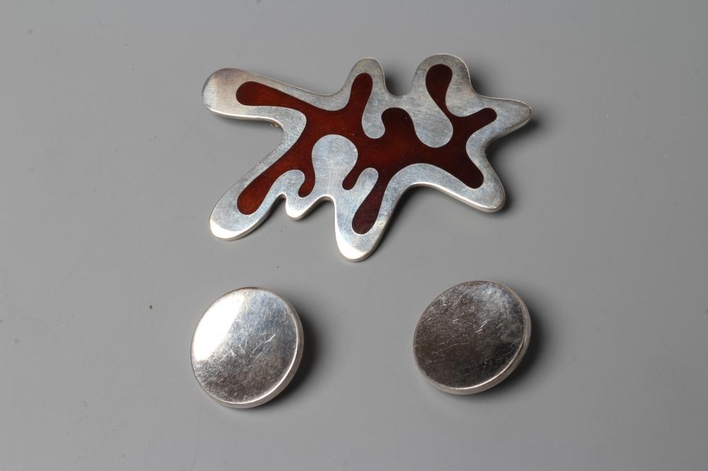 A GEORG JENSEN SILVER AND BROWN ENAMEL AMOEBA BROOCH designed by Henning Kopper and numbered 371, Image