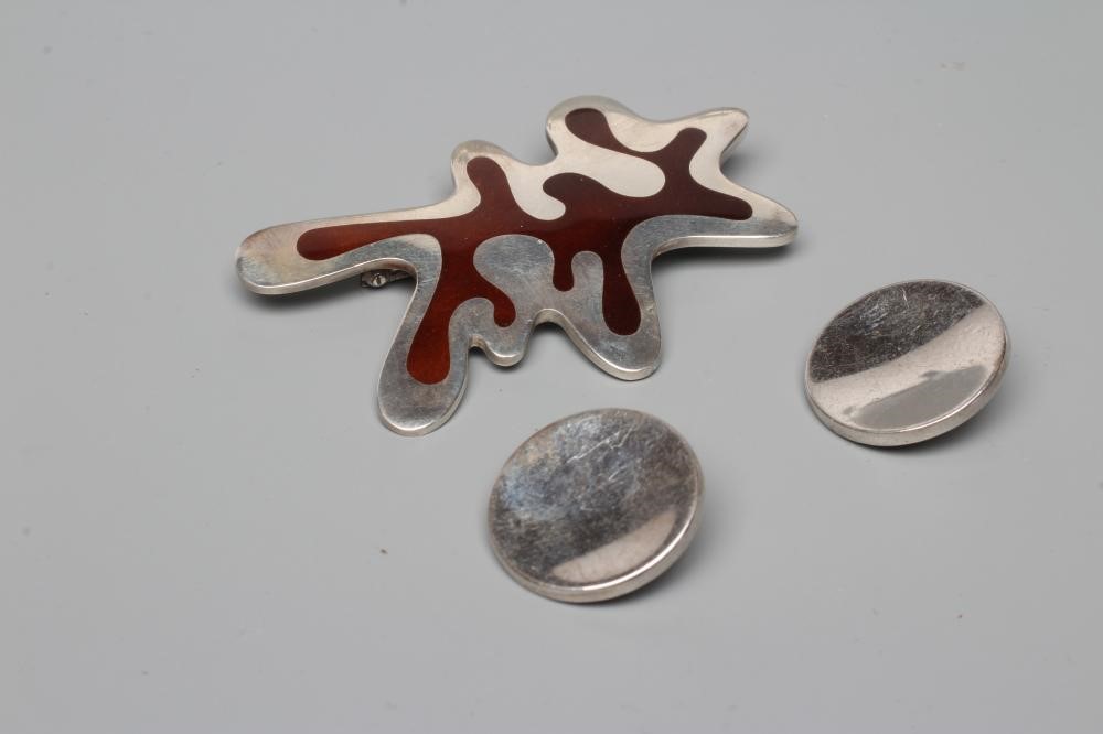 A GEORG JENSEN SILVER AND BROWN ENAMEL AMOEBA BROOCH designed by Henning Kopper and numbered 371, Image