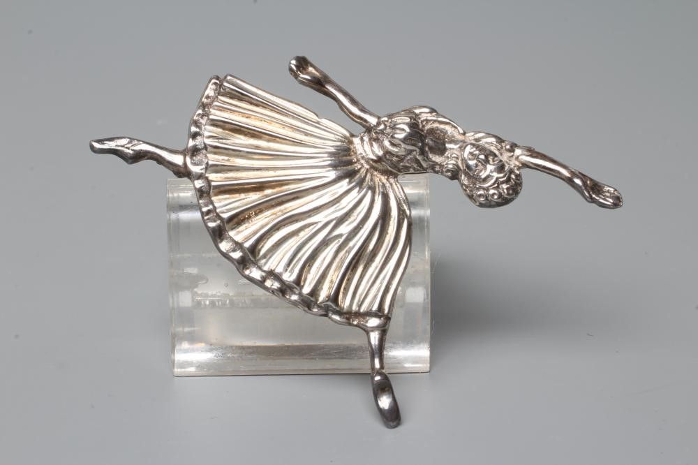 AN ART DECO BROOCH Image