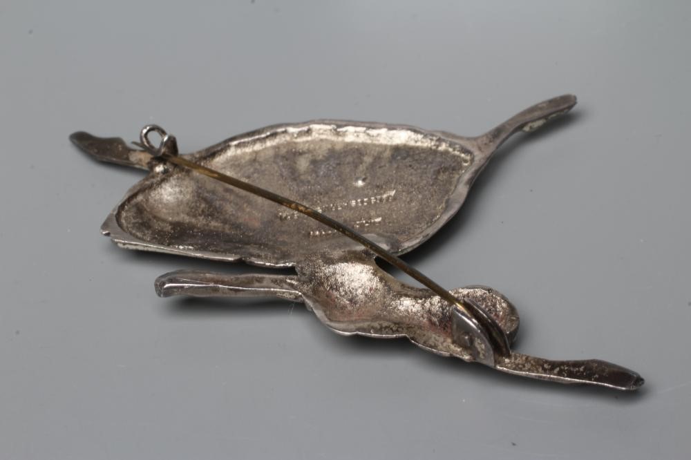 AN ART DECO BROOCH Image