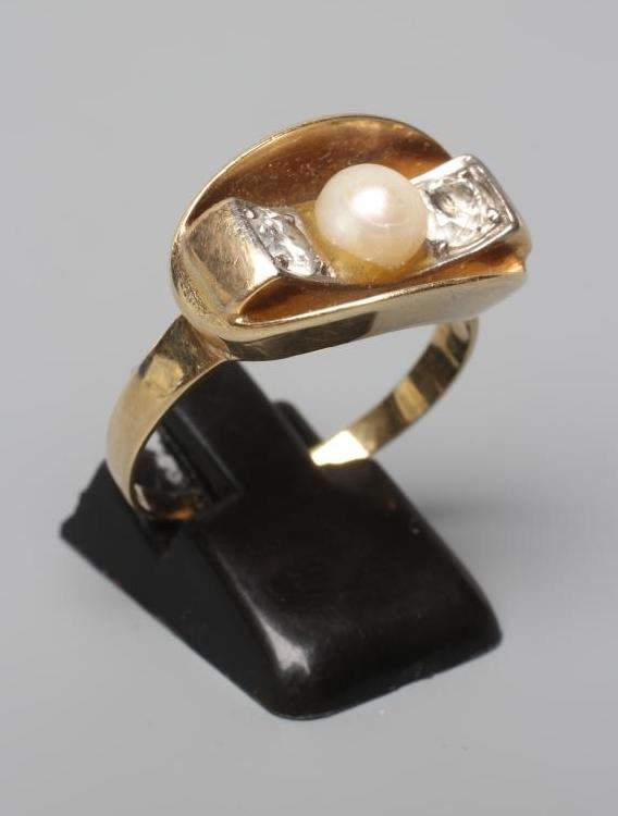 AN ART DECO COCKTAIL RING Image