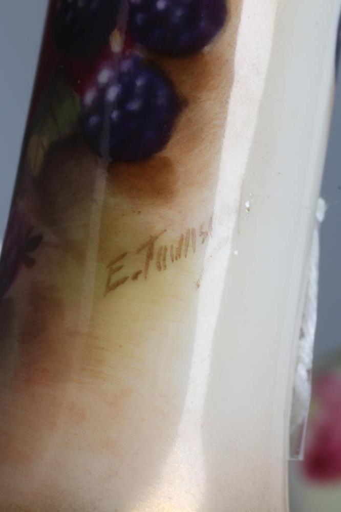 A ROYAL WORCESTER CHINA SMALL VASE Image