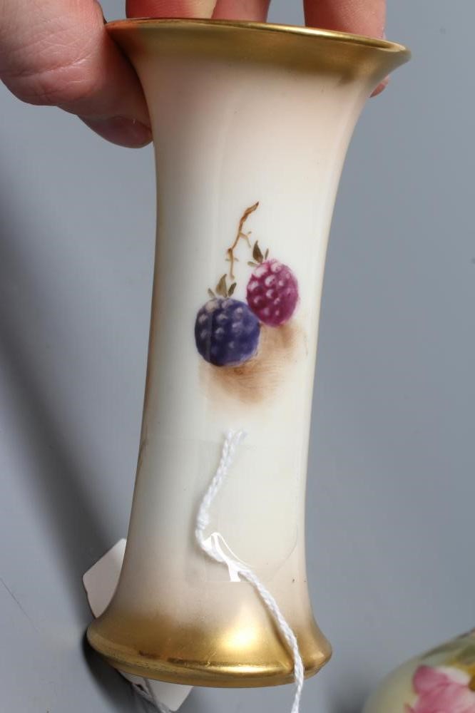 A ROYAL WORCESTER CHINA SMALL VASE Image