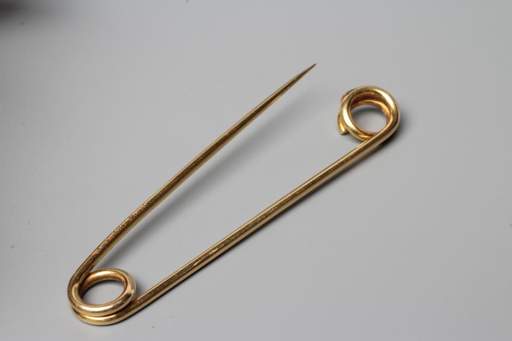 A CARTIER KILT PIN of simple twisted wire with a loop to each end Image