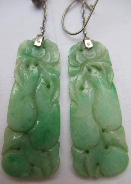 A CHINESE JADE NECKLACE, the twenty nine spherical beads carved and pierced with scrolling foliage, Image