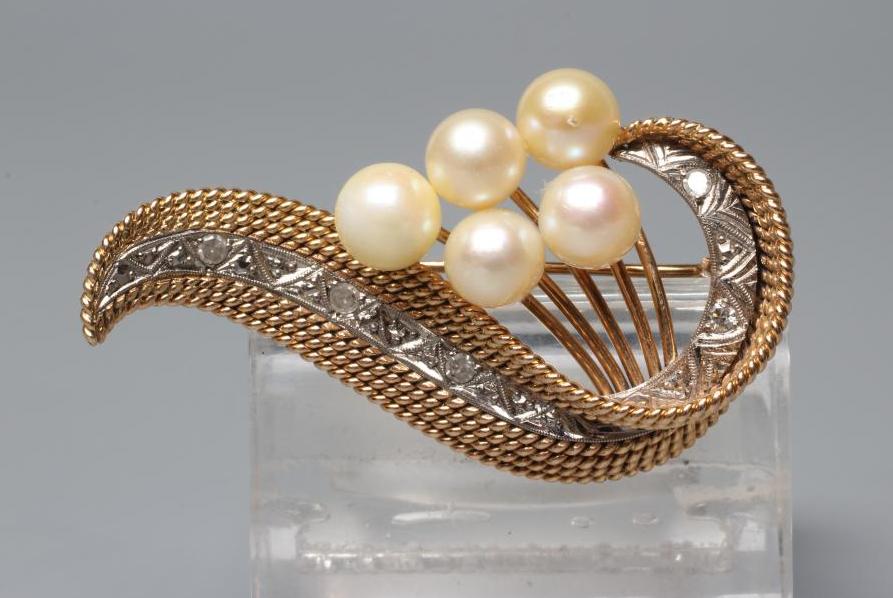 A PEARL AND DIAMOND BROOCH Image
