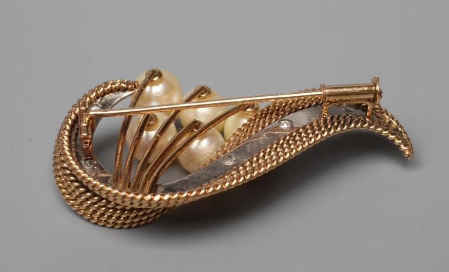 A PEARL AND DIAMOND BROOCH Image