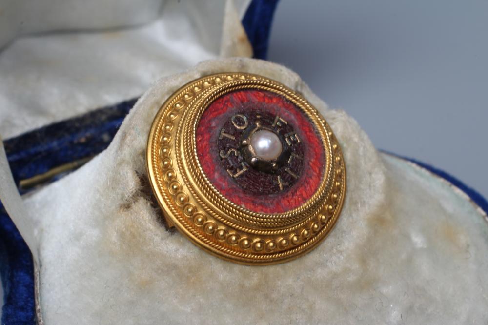 A VICTORIAN ETRUSCAN REVIVAL BOSS BROOCH Image