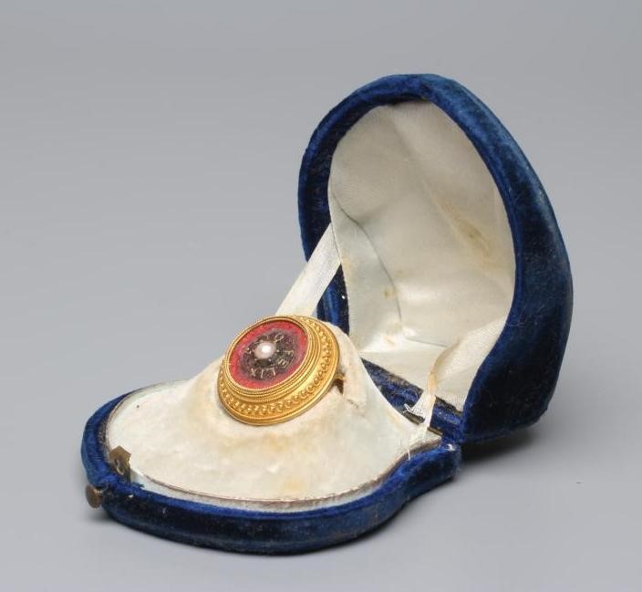 A VICTORIAN ETRUSCAN REVIVAL BOSS BROOCH Image