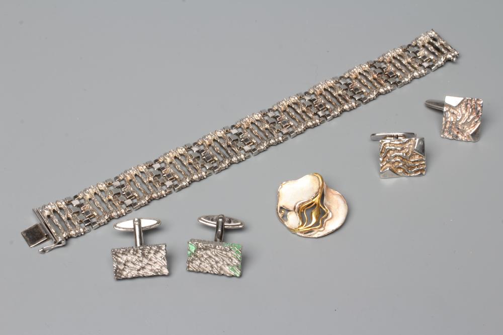 A SILVER BRACELET Image