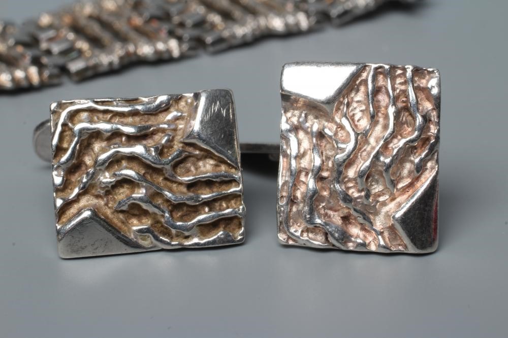 A SILVER BRACELET Image