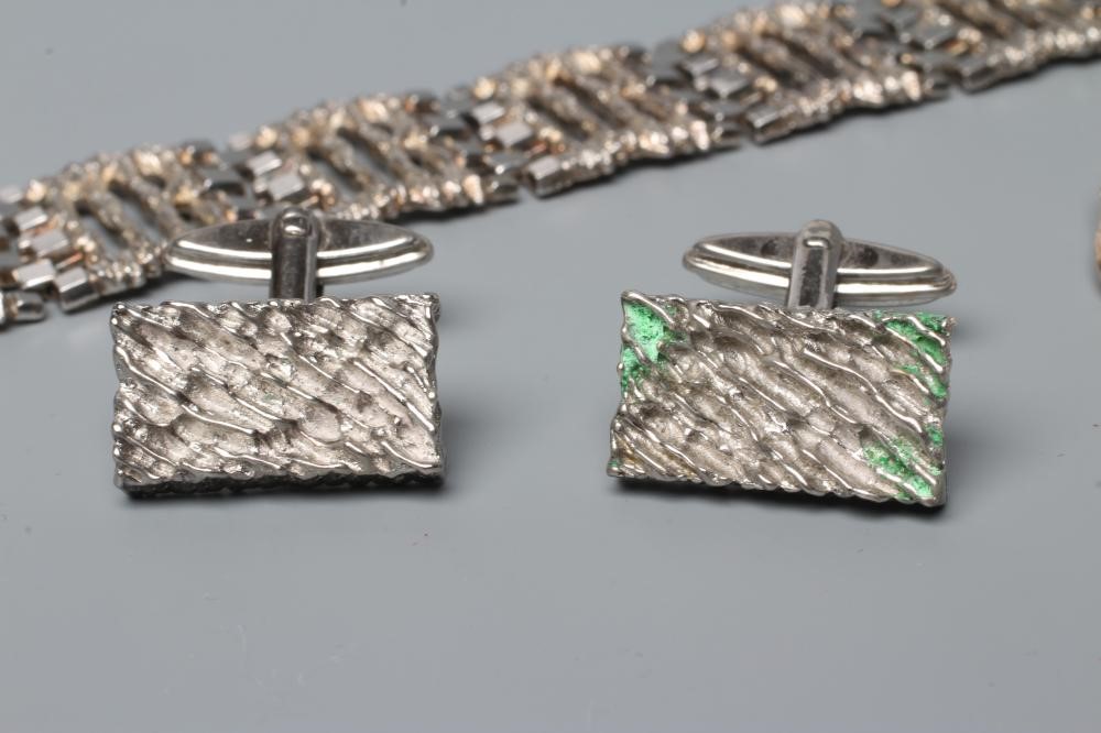 A SILVER BRACELET Image