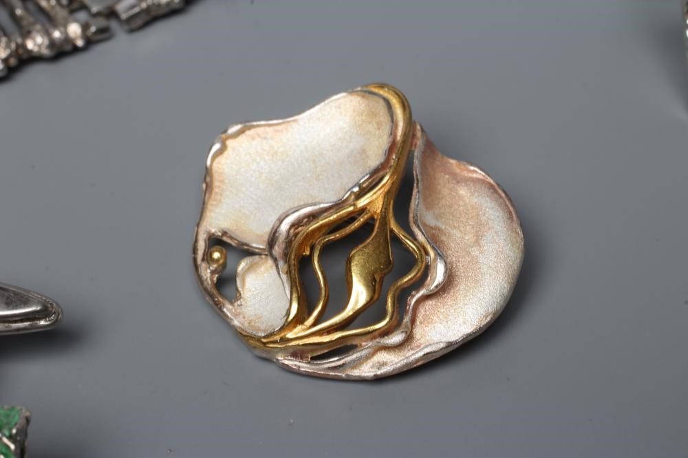 A SILVER BRACELET Image