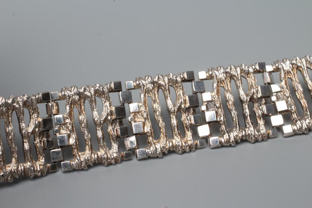 A SILVER BRACELET Image