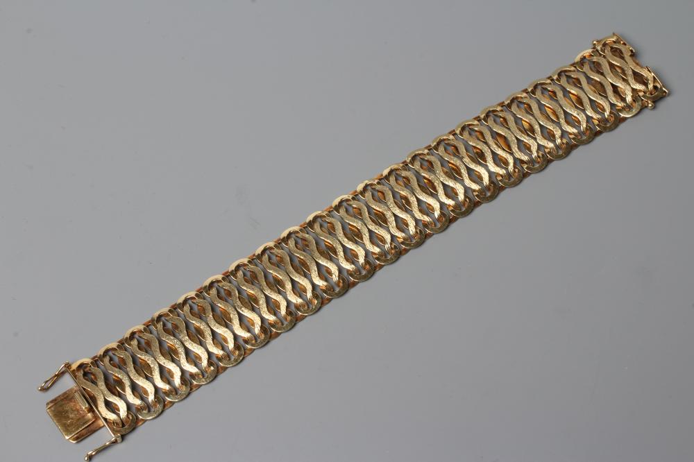 A BI-COLOUR FANCY LINK BRACELET, with brushed bark effect and polished knot links, with slide Image