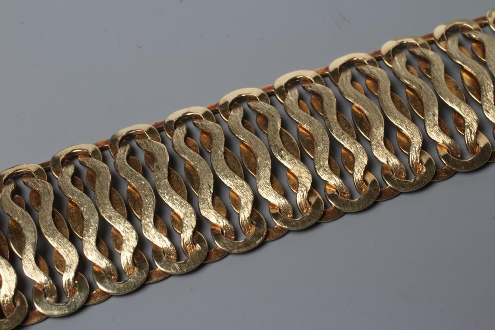 A BI-COLOUR FANCY LINK BRACELET, with brushed bark effect and polished knot links, with slide Image