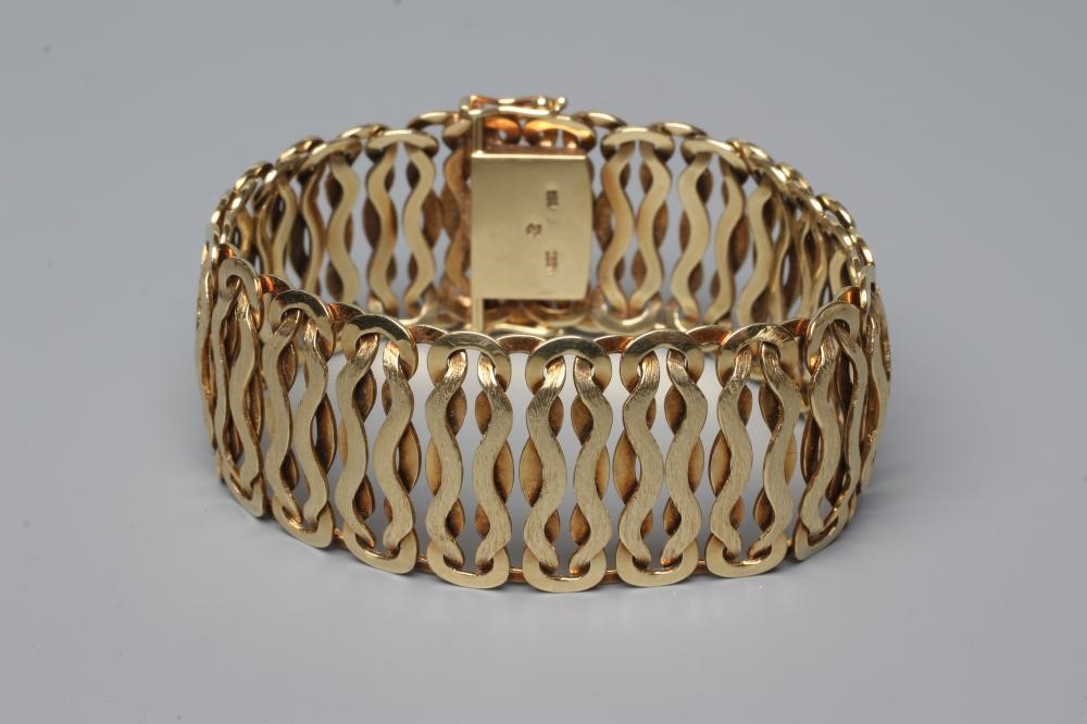 A BI-COLOUR FANCY LINK BRACELET, with brushed bark effect and polished knot links, with slide Image