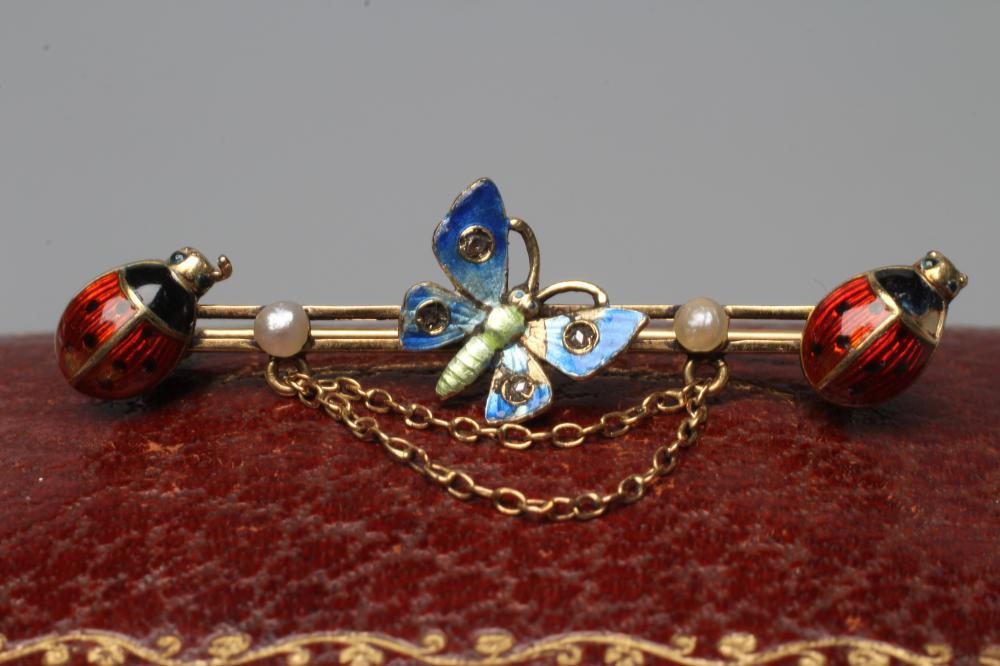 AN EDWARDIAN NOVELTY BAR BROOCH Image